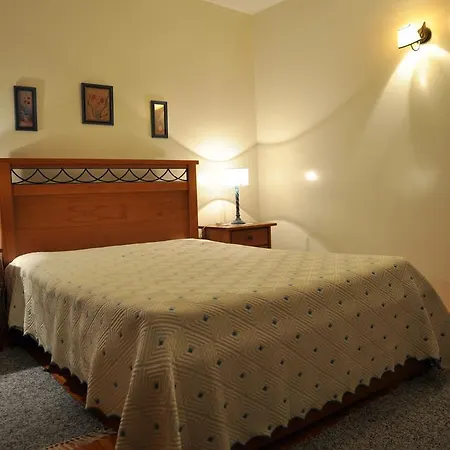 Casa Do Meio Da * Loriga